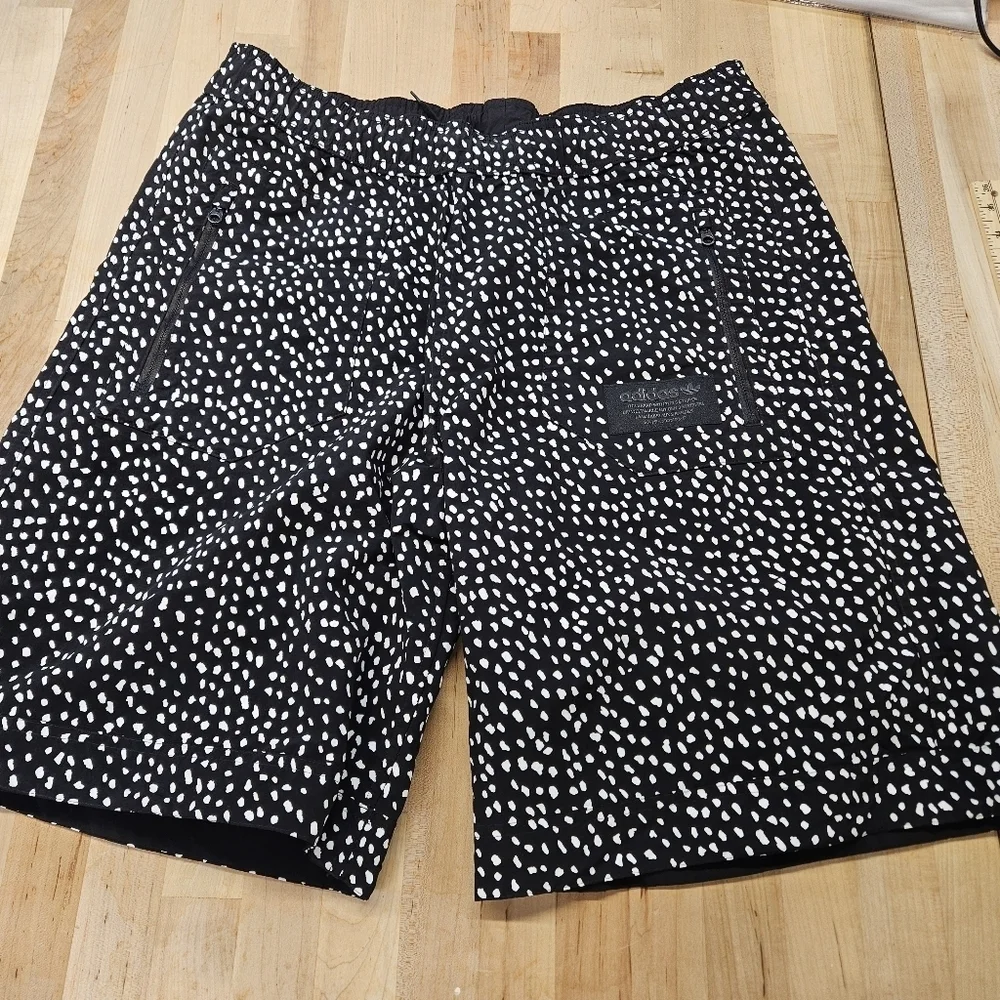 BNWT MEN'S AUTHENTIC ADIDAS NMD REVERSIBLE SHORTS US SIZE LARGE